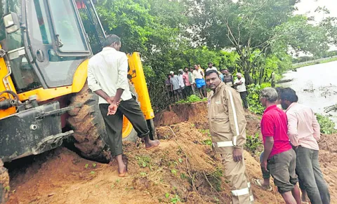 అనంతగిరిపల్లి కుంటకు గండి