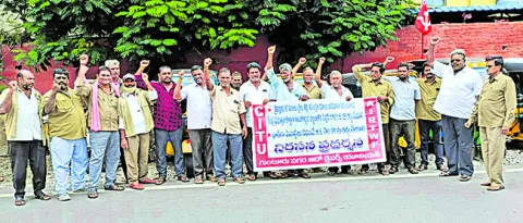 ఆటో డ్రైవర్లకు ఇచ్చిన హామీలను నెరవేర్చాలి 