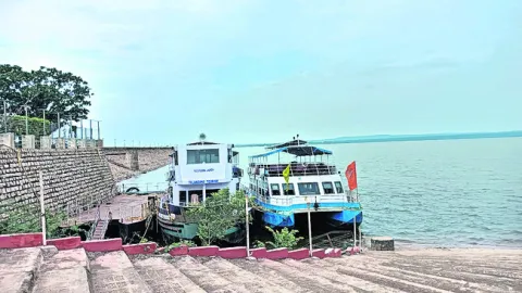 సాగర్‌కు పోటెత్తిన వరద.. ఆగిన లాంచీలు 