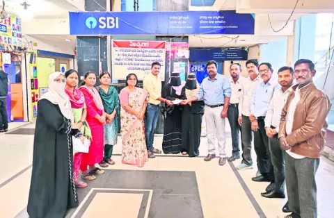 ఔట్‌సోర్సింగ్‌ ఉద్యోగి కుటుంబానికి చేయూత