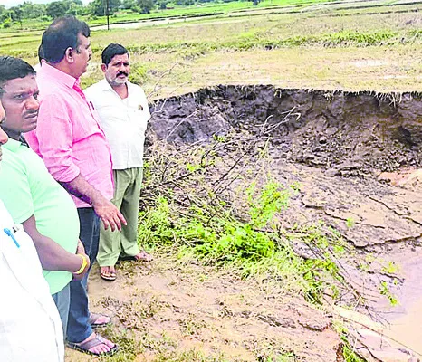 నిర్లక్ష్యంతోనే చెరువులకు గండ్లు: క్రాంతి