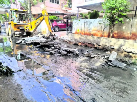 దెబ్బతిన్న గ్యాస్‌ పైపులైన్లు   