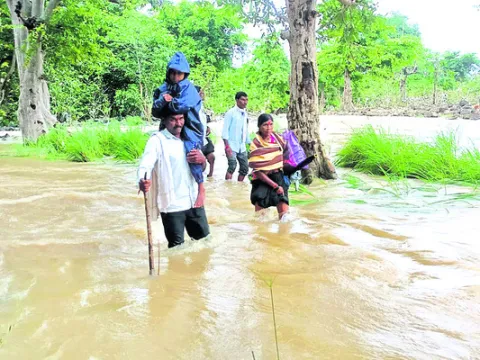 వాగు దాటి..కుమారుడికి వైద్యం అందించి