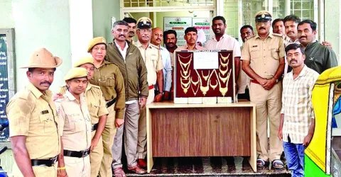 నగలు కొంటామంటూ చోరీ.. అరెస్టు  