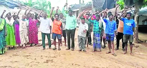 సీసీరోడ్డు, ఇళ్లు మంజూరు చేయండి 