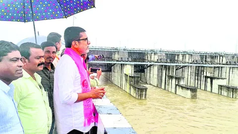 ఆనకట్ట కట్టలేదు..   నీళ్లు ఆపుతలేరు 