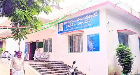 ఆ వీఆర్‌ఓ రూటే సపరేటు 
