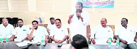 బెస్త కార్పొరేషన్‌ చైర్మన్‌ను తొలగించాలి 