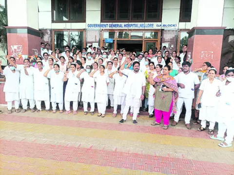 స్టాఫ్‌ నర్సుల విధుల బహిష్కరణ