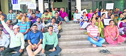 కొనసాగుతున్న రెవెన్యూ ఉద్యోగుల సమ్మె 