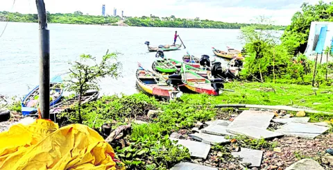 వరద ఉధృతం.. భయం భయం 