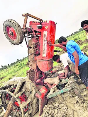 అదుపుతప్పిదమ్ము ట్రాక్టర్‌ బోల్తా
