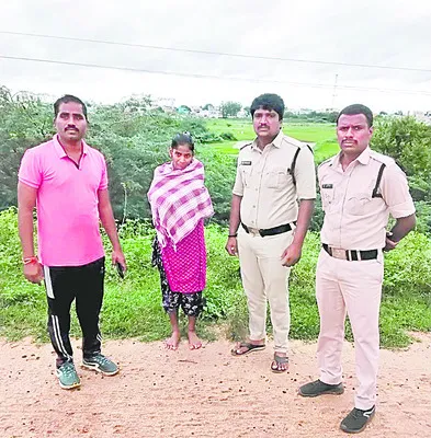 మహిళను కాపాడిన కానిస్టేబుల్‌ 