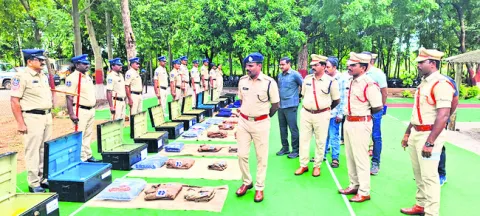 బాధితులతో స్నేహపూర్వకంగా మెలగండి