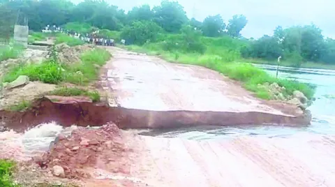 వాగు ఉధృతి.. తెగిన రోడ్డు