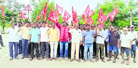 టెక్స్‌టైల్‌ పార్కు కార్మికుల మెరుపు సమ్మె