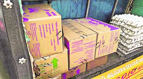 అంగన్‌వాడీ సరుకులు తరలిస్తుండగా.. 