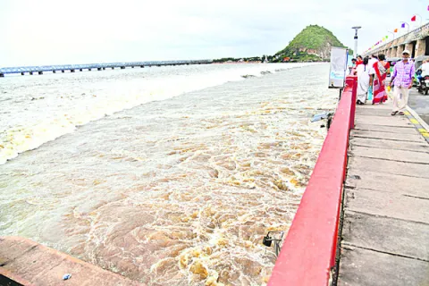 కొనసాగుతున్న ఒకటో  నంబర్‌ ప్రమాద హెచ్చరిక 