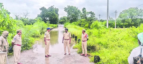 ప్రమాదకర వాగులు దాటొద్దు 
