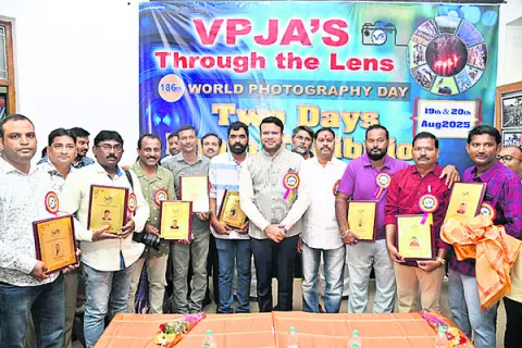చెదిరిపోని స్మృతుల ప్రతిబింబాలే ఫొటోలు