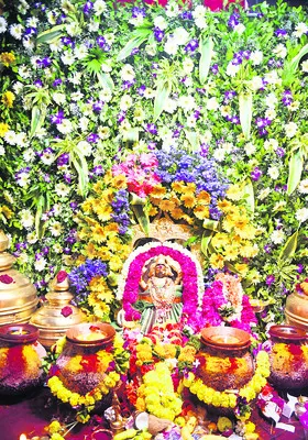 పుష్పాలంకరణలో పైడితల్లి