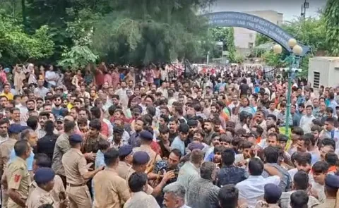 Ahmedabad Student Stabbing Class 8 Class 10 Boy Parents Protest