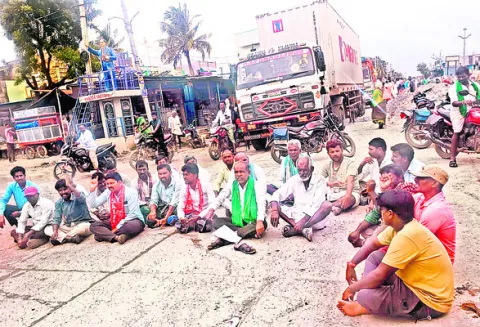 యూరియా కోసం రోడ్డెక్కిన రైతులు