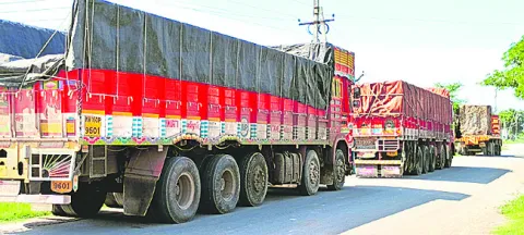 అక్రమంగా గ్రానైట్‌ తరలిస్తున్న లారీలు సీజ్‌ 