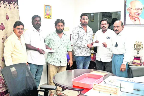 కార్మికుడి వారసులకు చెక్కులు అందజేత
