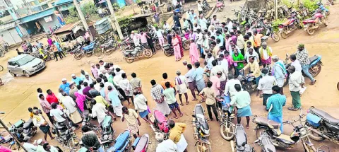 యూరియా కోసం రోడ్డెక్కిన రైతులు