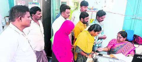 మాకెందుకు ఈ కష్టాలు! 
