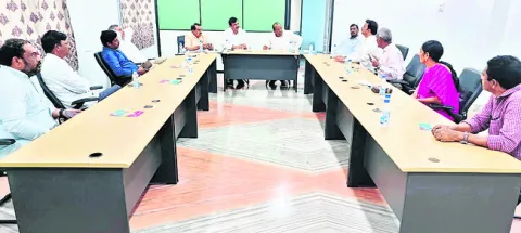 ఫీజు రీయింబర్స్‌మెంట్‌ బకాయిలు చెల్లించాలి
