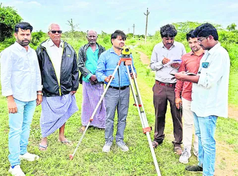 కాల్వ మరమ్మతు పనుల పరిశీలన
