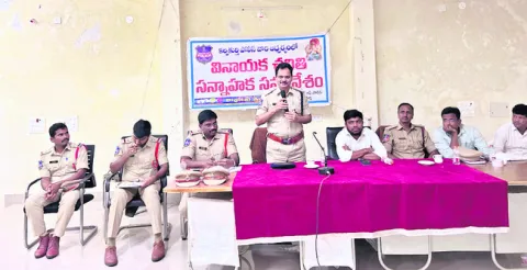ప్రశాంత వాతావరణంలో పండుగ చేసుకోవాలి 