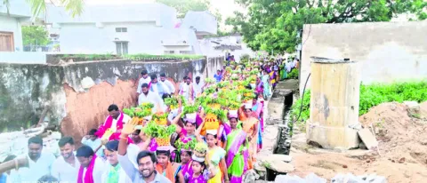 భక్తిశ్రద్ధలతో పోచమ్మ బోనాలు 
