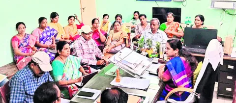 హాస్టళ్లలో విద్యార్థుల భద్రతకు ప్రాధాన్యత ఇవ్వండి