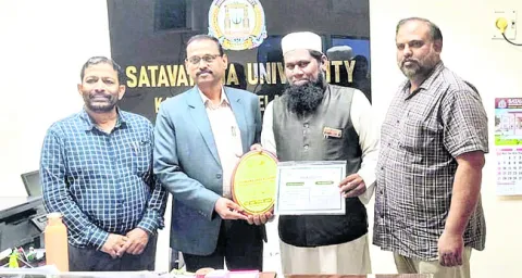 శాతవాహన అధ్యాపకుడికి అవార్డు
