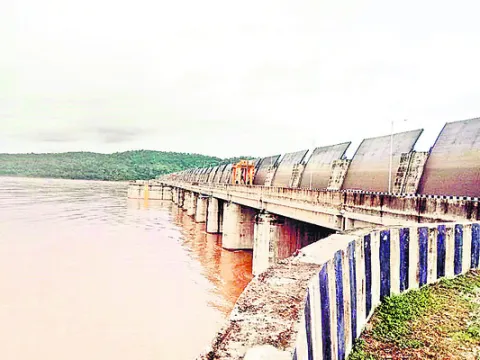  సమ్మక్కసాగర్‌లోకి 11,02,460 క్యూసెక్కుల నీరు