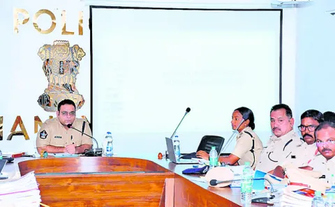 నేర నియంత్రనే లక్ష్యంగా పని చేయాలి