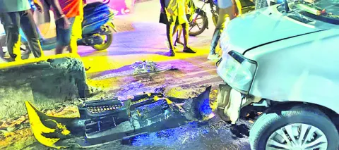 డివైడర్‌ను ఢీకొట్టిన కారు 