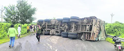 అదుపుతప్పి లారీ బోల్తా
