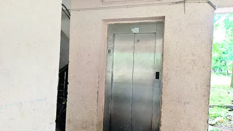 పనిచేయని లిఫ్టులు.. ఉద్యోగుల పాట్లు 