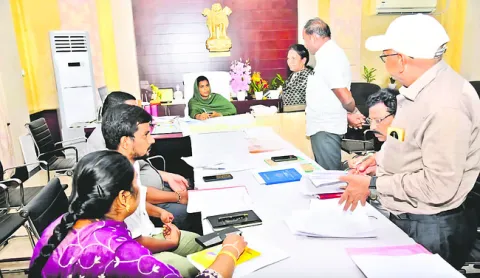 కాలువల్లో పూడికతీత పనులు చేపట్టాలి 