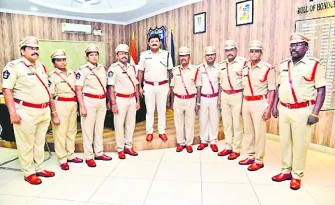 9 మంది హెడ్‌ కానిస్టేబుళ్లకు పదోన్నతి