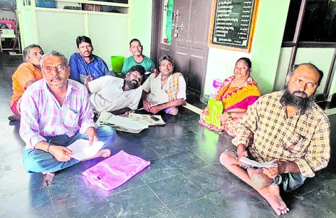 మా పొట్ట కొట్టొద్దు సారూ..! 

