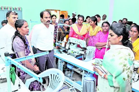 కుట్టు శిక్షణలో మెళకువలు నేర్చుకోవాలి
