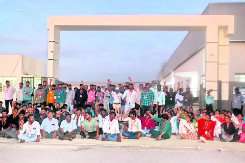 రోడ్డెక్కిన వింగ్‌టెక్‌ కార్మికులు