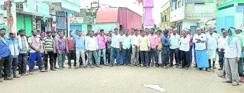 యూరియా కోసం రోడ్డెక్కిన రైతులు
