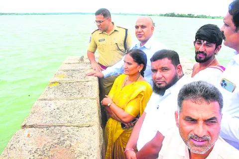 మానేరు జలాలకు కలెక్టర్‌, ఎస్పీ పూజలు