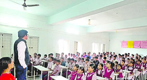 విద్యార్థులు శాస్త్రవేత్తలుగా ఎదగాలి 
